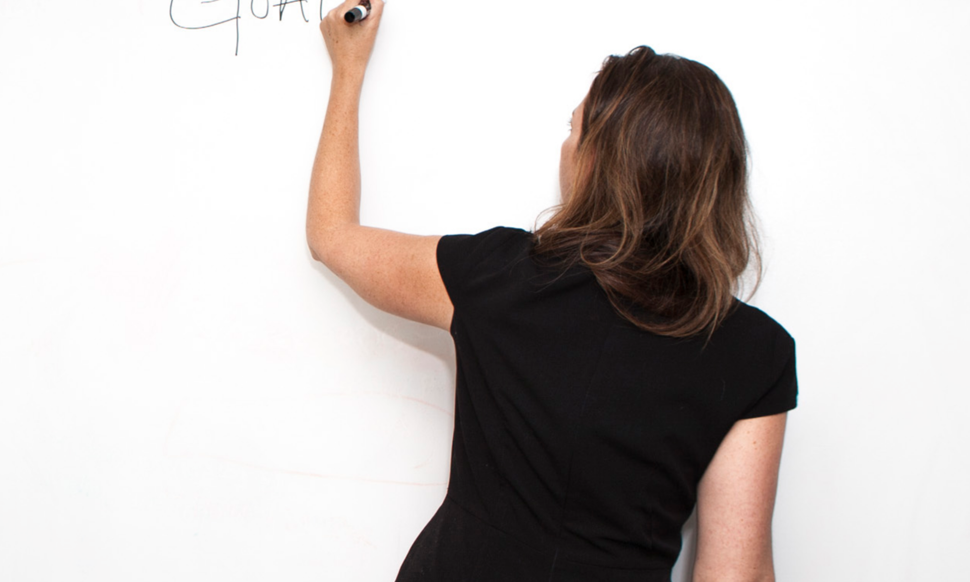 Workshopdeltagare skriver på en whiteboardtavla.